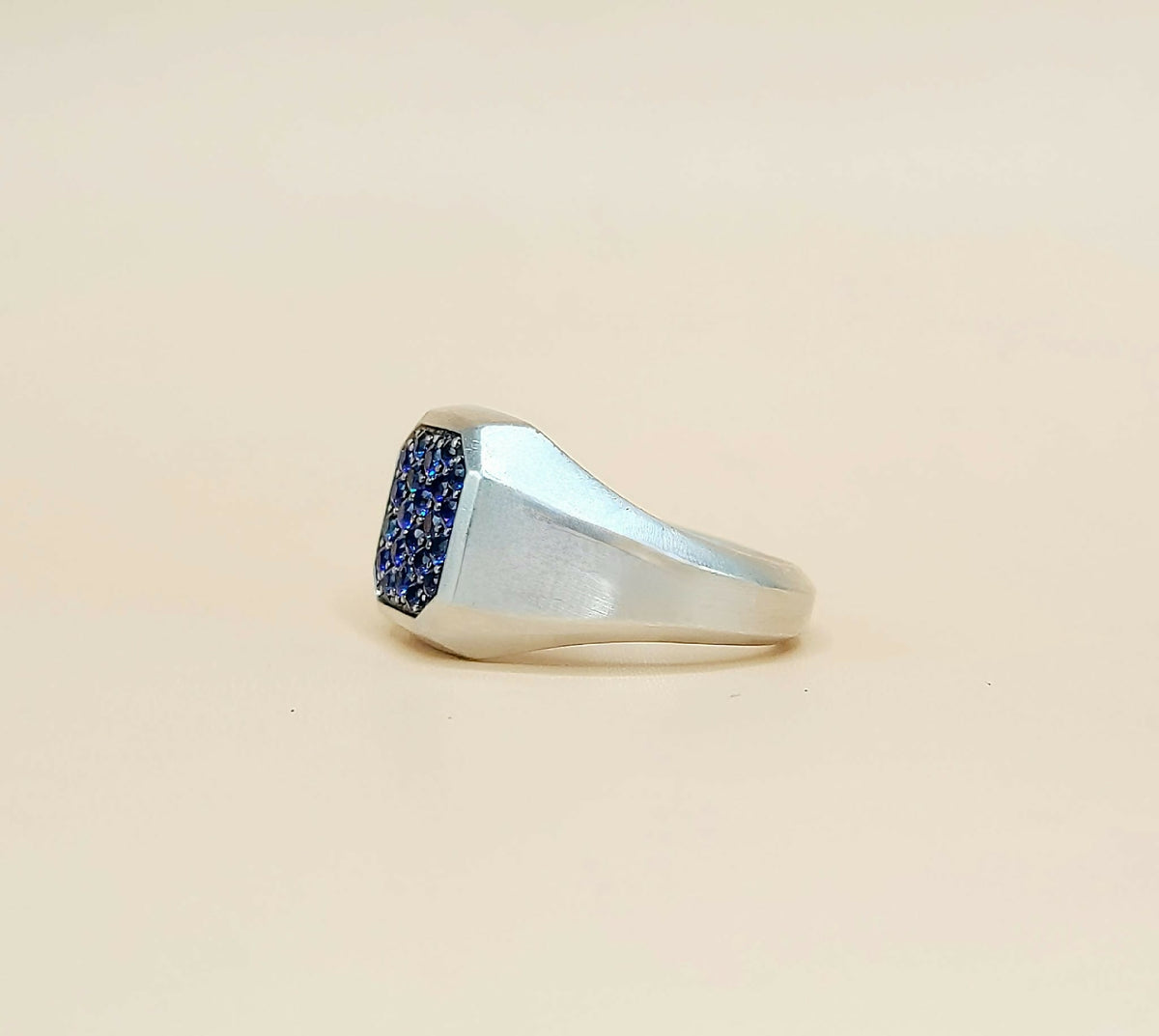 side view David Yurman Streamline Blue Sapphire Signet Ring Sterling Silver 0.85 TCW 